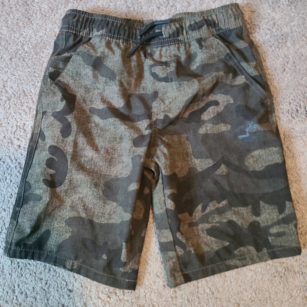 Boy's Timberland camo shorts great condition. Size 7 thin, breathable.